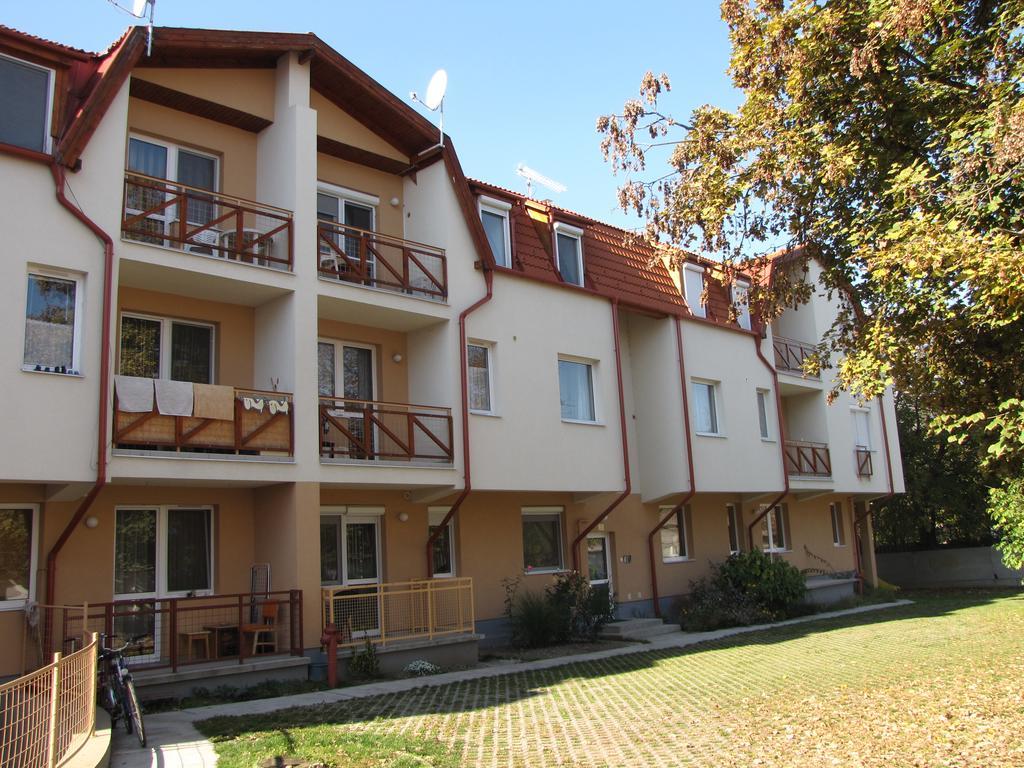 Zoli Apartmanok-Anita Koelcsey 34-36 Hajdúszoboszló Exteriör bild