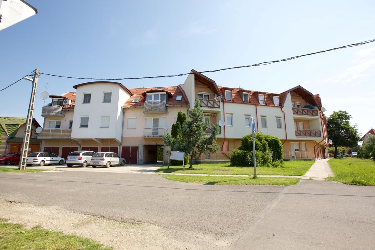 Zoli Apartmanok-Anita Koelcsey 34-36 Hajdúszoboszló Exteriör bild